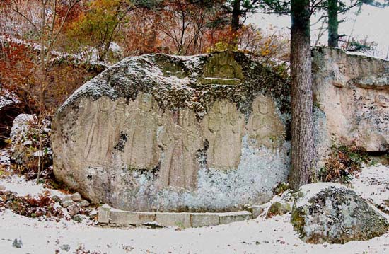 바위에 새겨진 사천왕은 추위, 눈에 아랑곳 않고 상고암을 찾는 불자들을 수호하리라. 